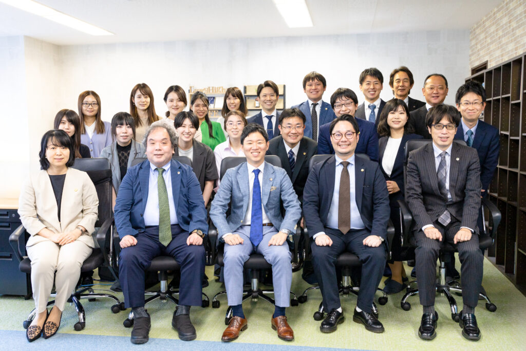 事務所の集合写真