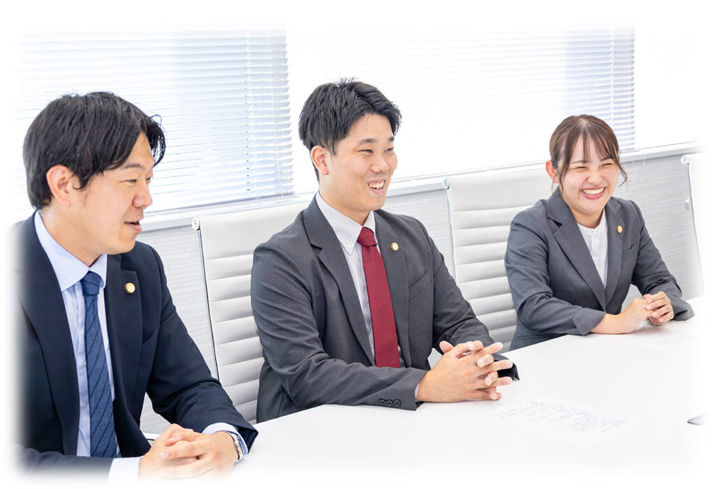 第77期の先生方(左から、山岡弁護士、丸山弁護士、谷本弁護士)