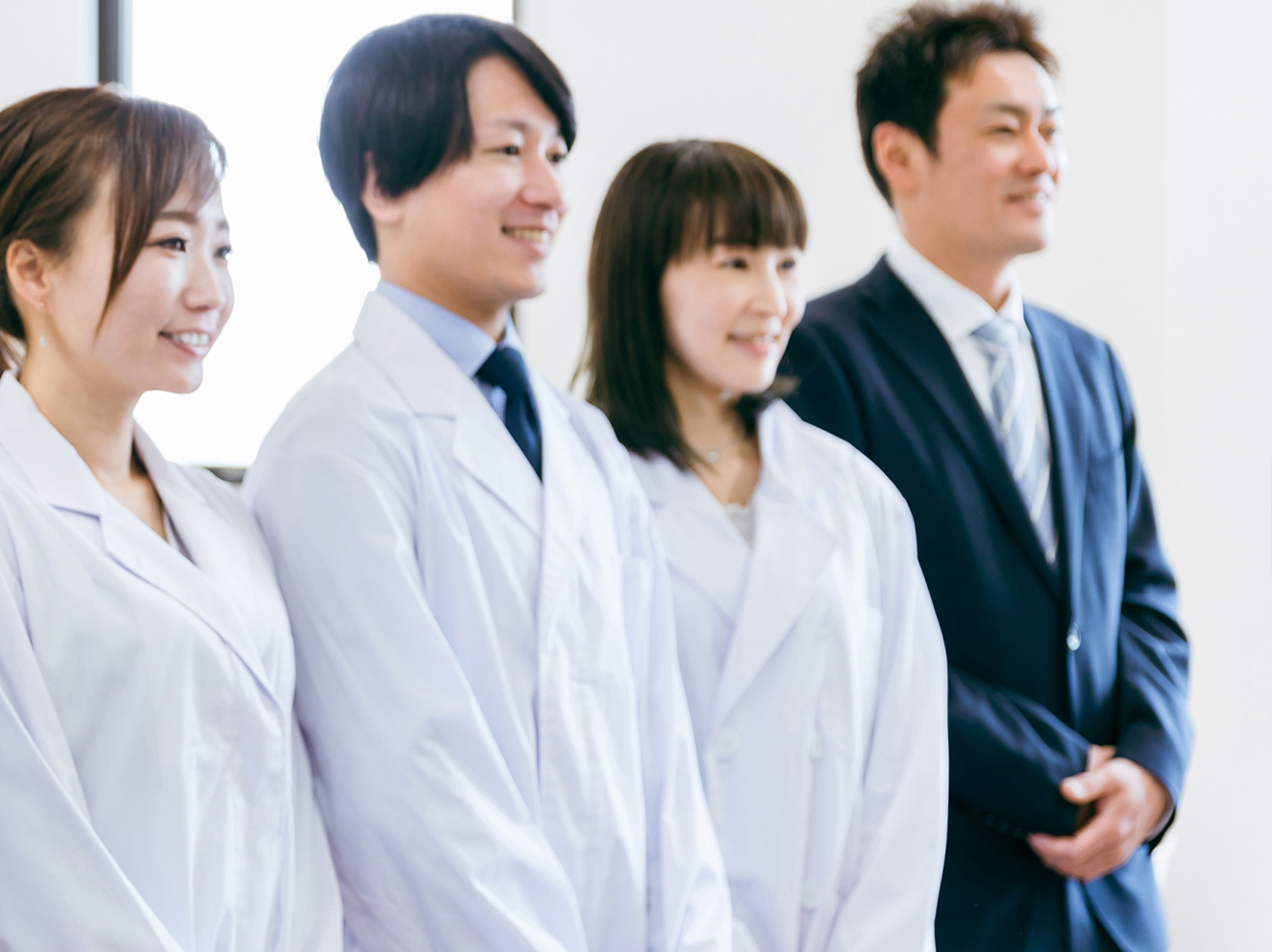 大阪の交通事故に強い弁護士らが判例研究と医学的知識を習得する写真