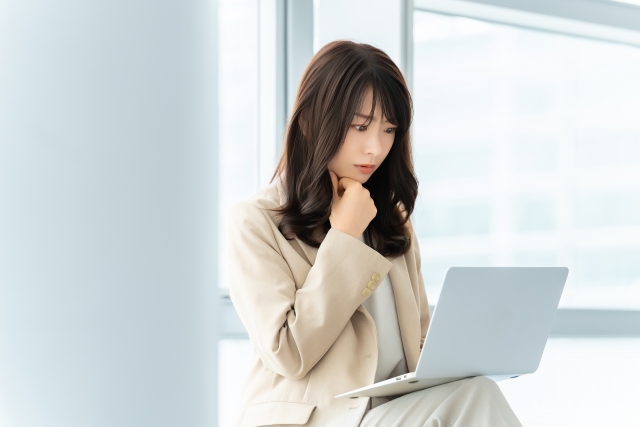 ノートPCを見る女性